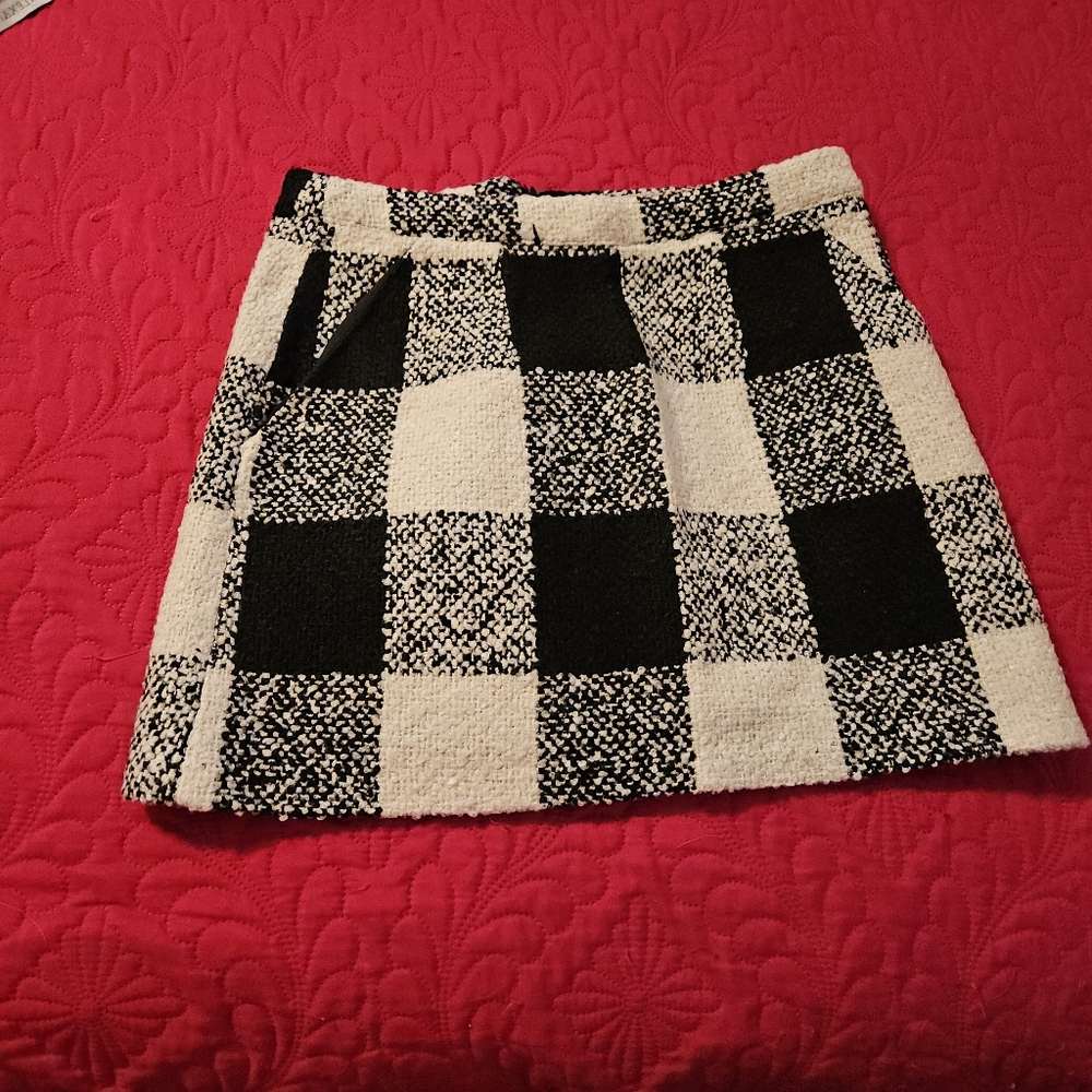 Stylish Black and White Checkered Skirt boucle